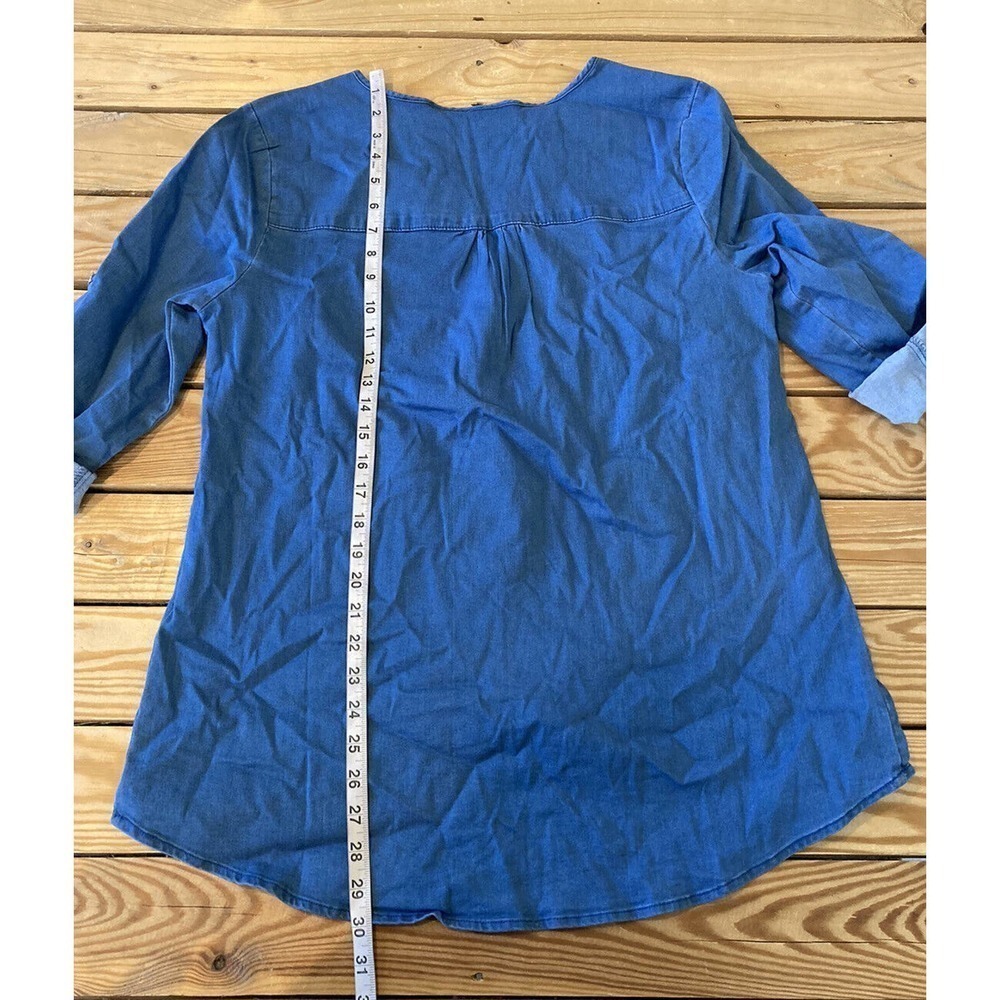 NEW Belle By Kim Gravel Denim Shirt Size Small Women’s Blue Asymmetric Hem - Picture 5 of 8